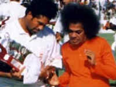 బాబా మరణంతో తల్లడిల్లిన సచిన్: హోటల్ గదిలో డోండ్ డిస్టర్బ్ బోర్డు