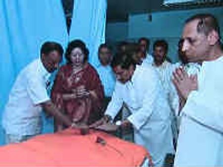 సత్యసాయి మరణంతో నిరాడంబరంగా ఐపిఎల్, చీర్ గాళ్స్ లేకుండానే మ్యాచ్