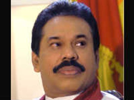 పుట్టపర్తిలో సత్య సాయిబాబాకు రాజపక్షే, దేవెగౌడ నివాళులు