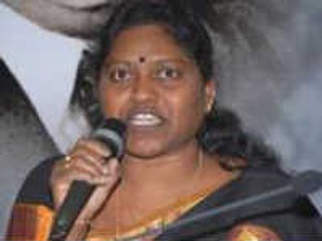 చిరంజీవితో శోభారాణి మెగా ఫైట్: ఈసికి అధినేతపైనే ఫిర్యాదు