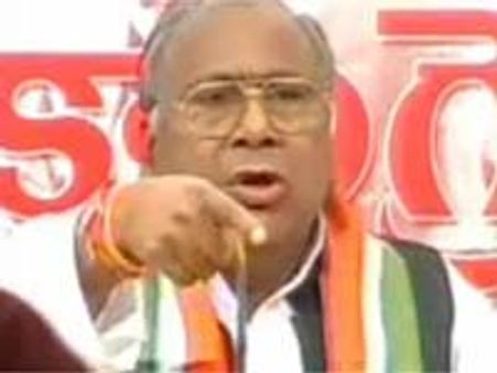 కడపలో ఏమైనా ప్రత్యేక చట్టాలు ఉన్నాయా: కాంగ్రెసు నేత విహెచ్