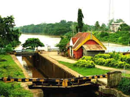 సముద్రంలో 4గురు విద్యార్థుల గల్లంతు: గాలిస్తున్న మత్స్యకారులు