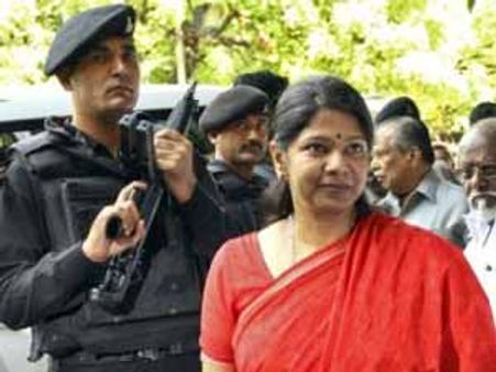 2జి కెసులో సిబిఐ కోర్టులో కనిమొళి హాజరు, అరెస్టుకు రంగం సిద్ధం!