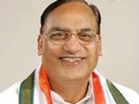 ఎప్పుడూ వార్తల్లో ఉండాలనుకుంటాడు, లగడపాటి తీరు అంతే: ఎంపీ గుత్తా