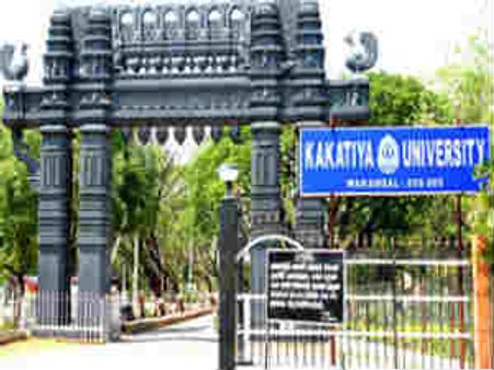 మంత్రులు డికె అరుణ, సారయ్యలపై కెయు విద్యార్థుల కోడిగుడ్ల దాడి