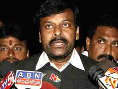 సోనియా 'చేతి'లో చిరంజీవి గిలగిల