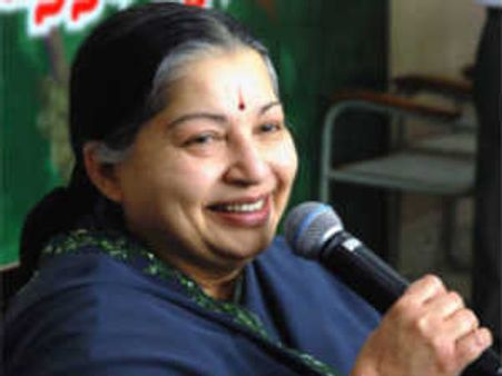 తమిళనాడులో ఎగ్జిట్ పోల్స్ తలకిందులు: స్పష్టమైన మెజార్టీ దిశలో జయ