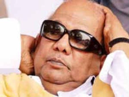 తమిళనాడులో ఓటమి దిశలో ముఖ్యమంత్రి కరుణానిధి