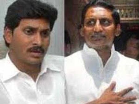 సిఎం, జగన్ ఎదురు పడ్డారు: ఎంపీ కూతురి పెళ్లిలో జై జగన్ నినాదాలు