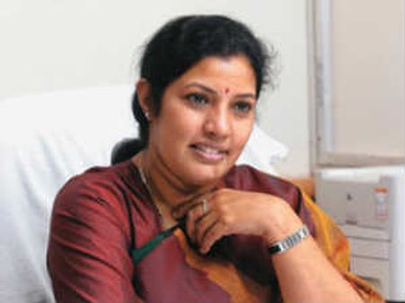 పురంధేశ్వరికి తెలంగాణ సెగ, కాన్వాయ్‌ని అడ్డుకున్న తెలంగాణవాదులు