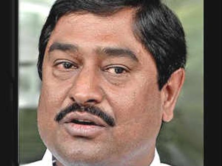 ధర్మాన సోంపేట పర్యటన ఉద్రిక్తం: సాయిరాజ్ సతీమణి అరెస్టు