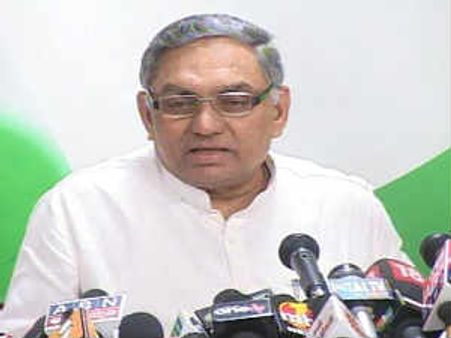 జనార్దన్ ద్వివేదిపైకి బూటు విసరబోయిన రాజస్థాన్ జర్నలిస్టు