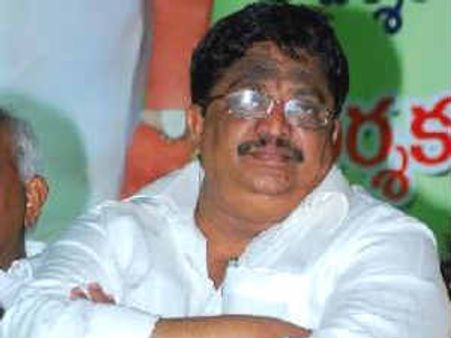 భానుతో నిర్మాత కళ్యాణ్ లింకులు: కృష్ణప్రసాద్ వ్యాఖ్యలతో బట్టబయలు