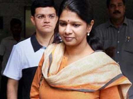 రాజా, కనిమొళి వెరీ వెరీ క్లోజ్