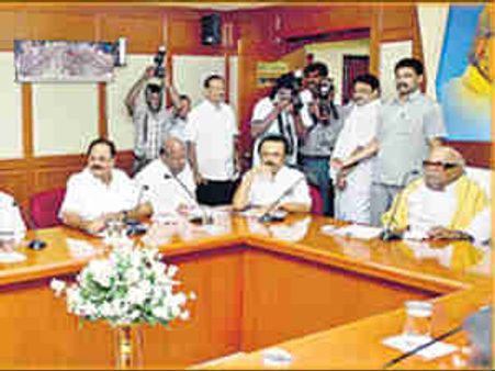 యూపీఏ నుంచి వైదొలగకూడదని డిఎంకె చీఫ్ కరుణానిధి నిర్ణయం