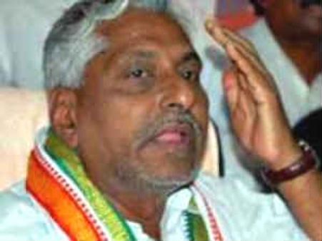 రాజీనామాలతోనే తెలంగాణ: జీవన్, డిసిసి బిల్డింగ్ ఎక్కిన విద్యార్థులు