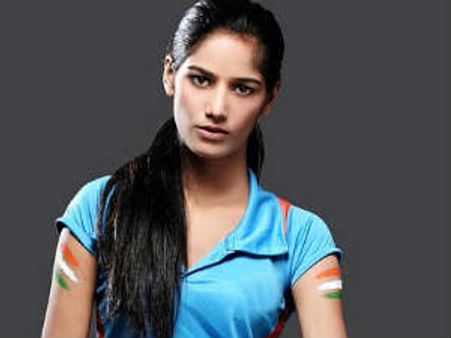 బట్టలు విప్పిన పూనమ్ పాండే: నెట్‌లో షికారు చేస్తున్న ఎమ్మెమ్మెస్‌లు