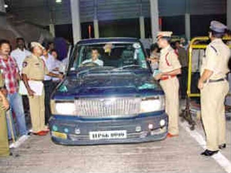 రూ.10 కోట్లతో పట్టుబడ్డ ట్రస్టు సభ్యుడి డ్రైవర్: సంబంధం లేదన్న ట్రస్ట్