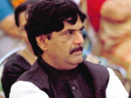 కాంగ్రెసు వైపు బిజెపి నేత, సోనియా రాజకీయ సలహాదారుతో భేటీ?