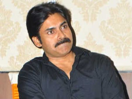 పవన్ కళ్యాణ్ పై విమర్శలకు దారితీస్తున్న డైరెక్టర్స్..!