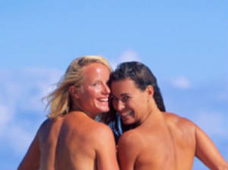 400 మంది స్త్రీ, పురుషుల సామూహిక నగ్న స్నానం!