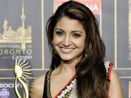 విమానాశ్రయంలో కస్టమ్స్ అధికారులకు పట్టుబడిన అనుష్క శర్మ