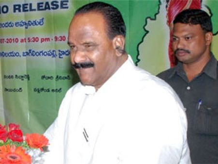 మెట్రో దారిపై కొట్టుకున్న కాంగ్రెసు, టిఆర్ఎస్