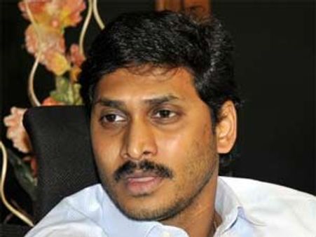 ఆదిలోనే హంసపాదు: జగన్ వర్గంలో లుకలుకలు?