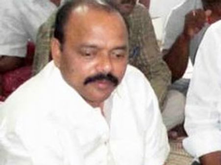 ఒత్తిడికి తలొగ్గి కొండా మురళి రాజీనామా