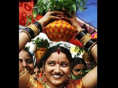 లండన్‌లో తెలంగాణ బోనాల సందడి