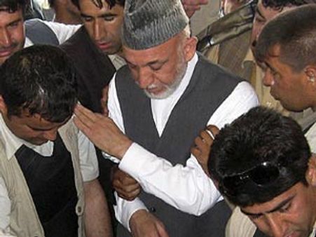 సోదరుడి మృత దేహాన్నిచూసి చలించిన ఆఫ్ఘన్ అద్యక్షుడు కర్జాయ్