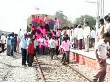 తెలంగాణవ్యాప్తంగా రైళ్లకు అడ్డుపడిన ఆందోళనకారులు