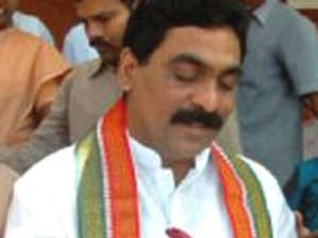 జగన్ పార్టీ కార్యకర్తలను తరిమి కొట్టిన లగడపాటి