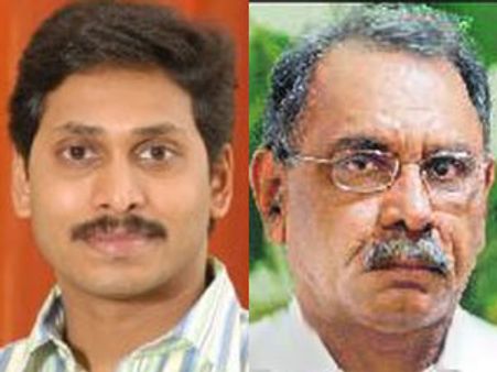 కెవిపి, వైయస్ జగన్ కలిశారు: ఆత్మీయ పలకరింపు