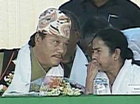 చారిత్రాత్మక గూర్ఖాలాండ్ ఒప్పందంపై సంతకాలు