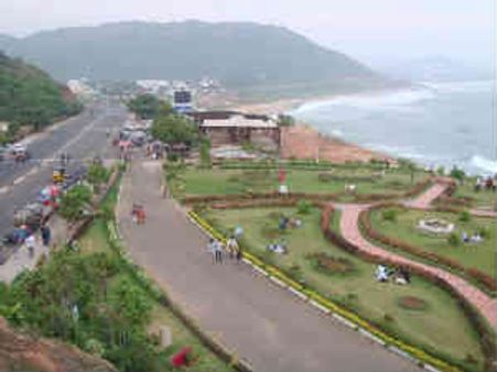 నిర్బంధించి విద్యార్థులపై దారుణ ప్రయోగాలు