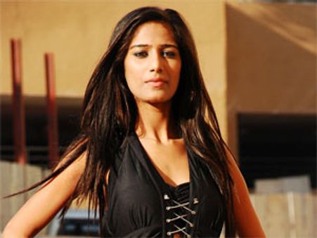 పూనం పాండే పంట పండింది