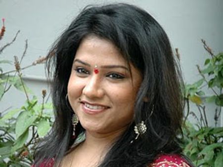 ద్వితీయ శ్రేణి తారలపైనే ఎన్నారైలకు మోజు, ఎందుకు?