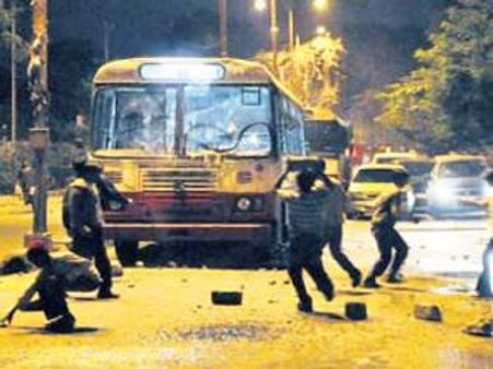 తెలంగాణ బంద్: బస్సులే ఆందోళనకారుల టార్గెట్లు