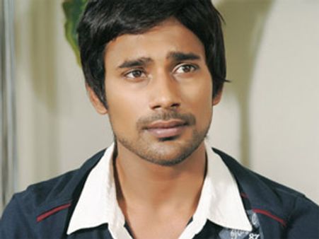 డ్రగ్స్ కేసులో హీరోలు వరుణ్ సందేశ్, అభిషేక్?