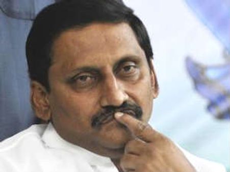 ముఖ్యమంత్రి కాన్వాయ్ కారులో పాము కలకలం