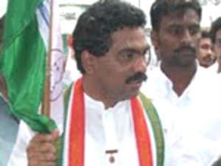 లగడపాటి రాజగోపాల్‌కి వైయస్ జగన్ వర్గం షాక్