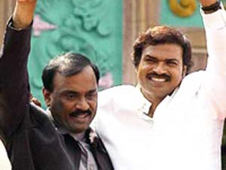 యడ్యూరప్పకే గాలి బ్రదర్స్ మద్దతు, కొత్త డ్రామా