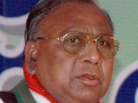 చిరు దయతో గెలిచాం, జగన్‌పై కెవిపి మాట్లాడాలి: విహెచ్