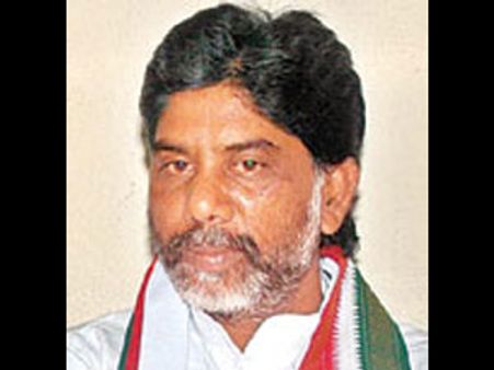 డిజిపి వెనుక స్పీకర్: పరేడ్ గ్రౌండులో ప్రోటోకాల్ వివాదం