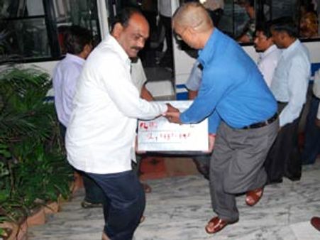 లగడపాటి శ్రీధర్, జగన్ సన్నిహితుడి ఇళ్లలో సోదాలు