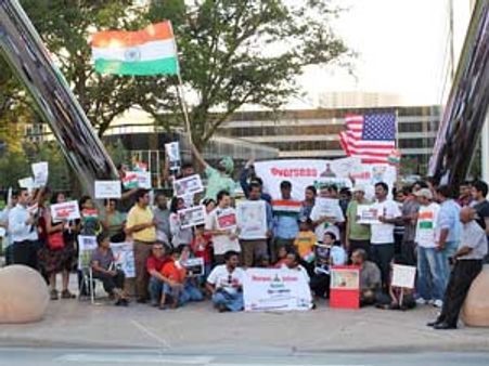 అన్నాకు మద్దతు, చేతులకు సంకెళ్లతో నిరసన