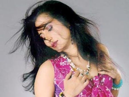 అన్నాకు మద్దతు, నగ్నంగా డ్యాన్స్ చేస్తానంటున్న నటి