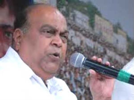 తెలుగుదేశానికి నాగం గుడ్‌బై, నడి రోడ్డు పైనే ప్రెస్ మీట్