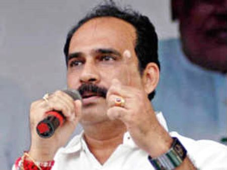 వైయస్ జగన్ వర్గం ఎమ్మెల్యే వెంట పడిన మంత్రి